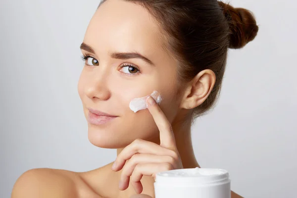 Beauty Concept Woman Holds Moisturizer Her Hand Spreads Her Face — Stock Photo, Image