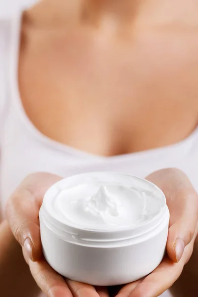 Producto Cuidado Piel Primer Plano Las Manos Mujer Sosteniendo Crema —  Fotos de Stock