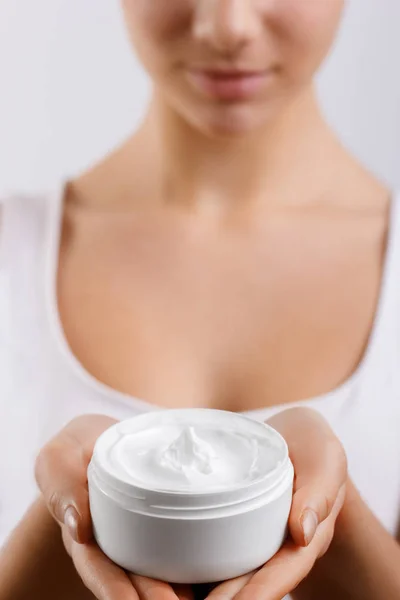 Producto Cuidado Piel Primer Plano Las Manos Mujer Sosteniendo Crema —  Fotos de Stock