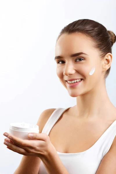 Perempuan Wajah Perawatan Kulit Portrait Attractive Young Female Applying Cream — Stok Foto
