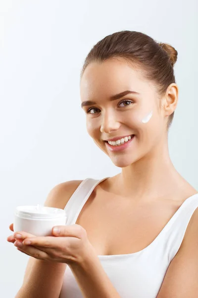 Cilt Bakımı. Güzellik kavramı. Genç güzel kadın Holding kozmetik Cream.Girl taze cilt, antiaging kavramı ile. Spa. Güzellik kavramı. Kadın, taze makyaj ve mükemmel cilt