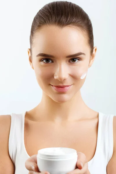 スキンケア クリーム ボトルを保持している健全な滑らかな顔きれいな肌を持つ女性 美容フェイスケア フェイシャルトリートメント Cosmetology Beauty アンド — ストック写真