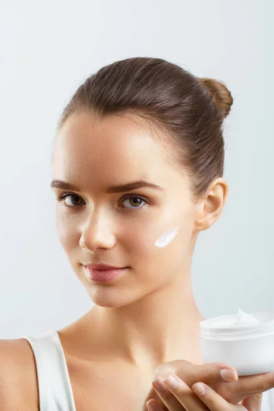 Cuidado Piel Concepto Belleza Mujer Bonita Joven Sosteniendo Crema Cosmética — Foto de Stock