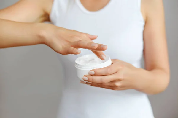 Cuidados Com Pele Mão Close Female Hands Holding Cream Tube — Fotografia de Stock