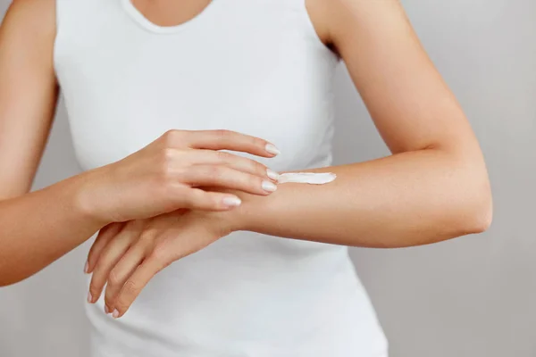 Primer Plano Las Manos Mujer Sosteniendo Crema Aplicando Crema Hidratante — Foto de Stock