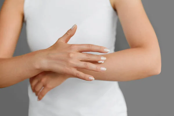 Tiro Close Mãos Mulher Que Mantêm Nata Aplicação Nata Mão — Fotografia de Stock