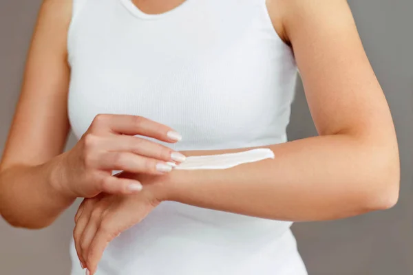 Primer Plano Las Manos Mujer Sosteniendo Crema Aplicando Crema Hidratante —  Fotos de Stock