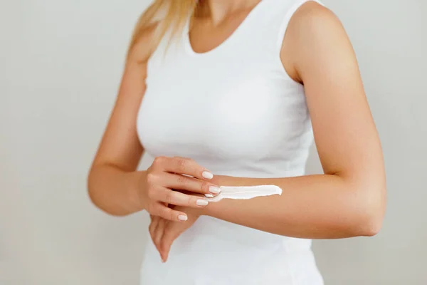 Primer Plano Las Manos Mujer Sosteniendo Crema Aplicando Crema Hidratante — Foto de Stock