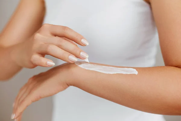 Primer Plano Las Manos Mujer Sosteniendo Crema Aplicando Crema Hidratante —  Fotos de Stock