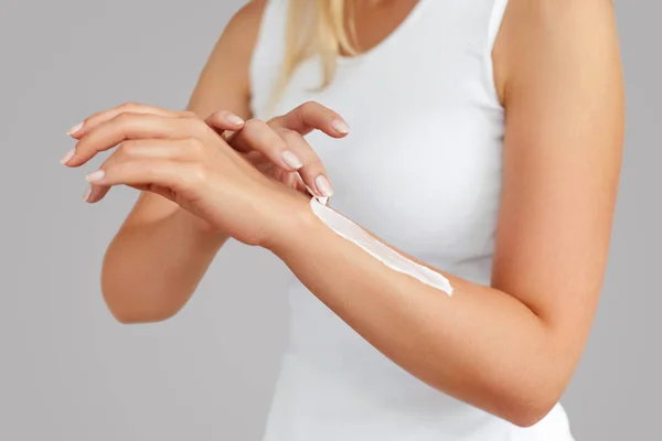 Pendekatan Tangan Perempuan Menerapkan Tangan Cream Hand Perawatan Kulit Wanita — Stok Foto