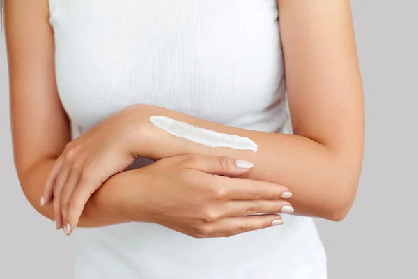 Primer Plano Las Manos Mujer Sosteniendo Crema Aplicando Crema Hidratante —  Fotos de Stock