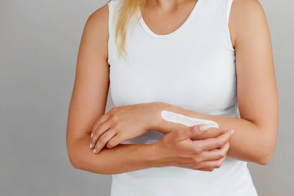 Primer Plano Las Manos Mujer Sosteniendo Crema Aplicando Crema Hidratante —  Fotos de Stock