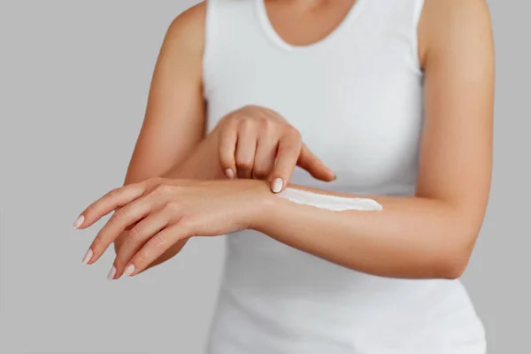 Tiro Close Mãos Mulher Que Mantêm Nata Aplicação Nata Mão — Fotografia de Stock