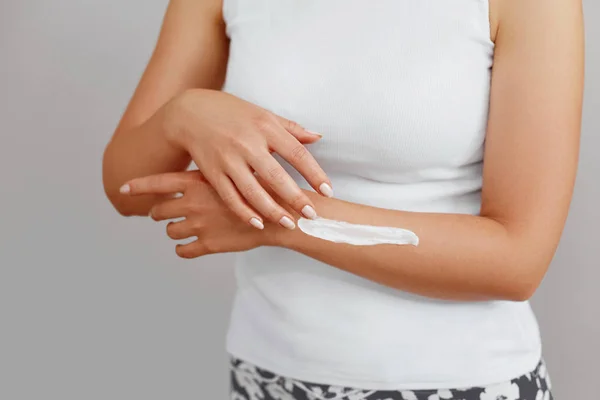 Primer Plano Las Manos Mujer Sosteniendo Crema Aplicando Crema Hidratante —  Fotos de Stock