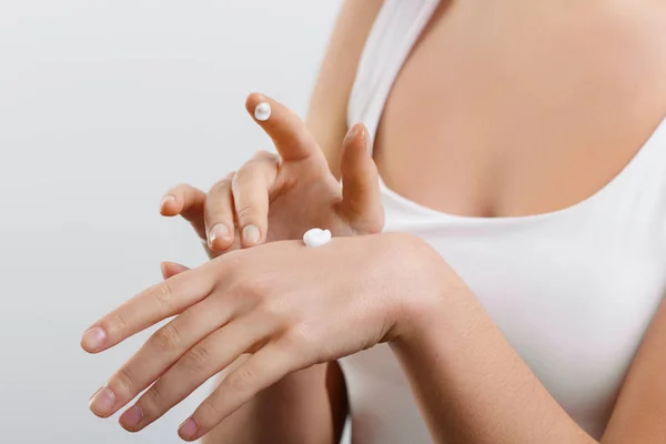 Cuidados Com Pele Mão Mulheres Usam Loção Corporal Nos Braços — Fotografia de Stock