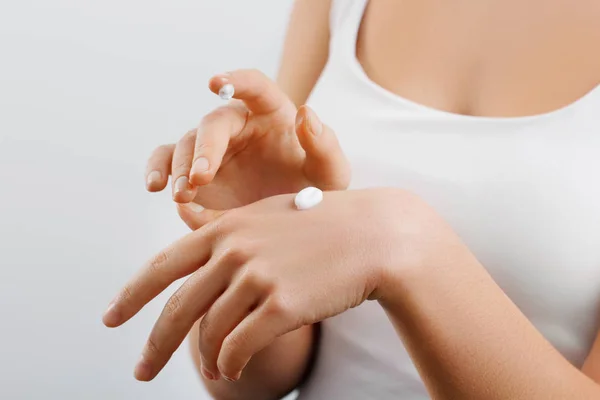 Primer Plano Las Manos Mujer Sosteniendo Crema Aplicando Crema Hidratante — Foto de Stock