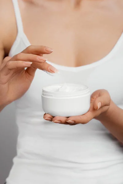Primer Plano Las Manos Mujer Sosteniendo Crema Aplicando Crema Hidratante —  Fotos de Stock