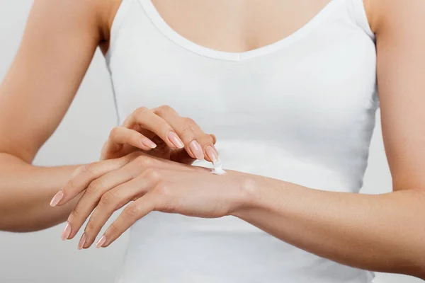 Pendekatan Tangan Perempuan Menerapkan Tangan Cream Hand Perawatan Kulit Wanita — Stok Foto