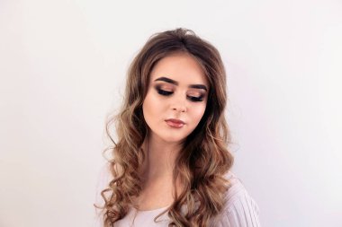 Kıvırcık saçlı güzel model kız. Güzel genç kadın temiz taze cilt ile kapatın. Cilt bakımı yüz. Kozmetik. Güzellik kadını yüz portre.