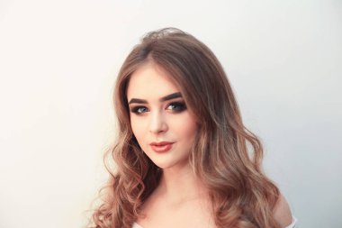 Güzel model kız moda lüks makyaj, uzun kirpik, mükemmel cilt yüz makyaj. Güzellik esmer modeli kadın tatil makyaj kapatın. Kirpik uzantıları, sahte kirpik. Güzellik kadını.