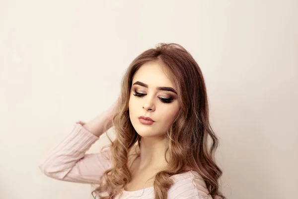 Menina Modelo Bonita Com Cabelo Encaracolado Mulher Bonita Com Clean — Fotografia de Stock