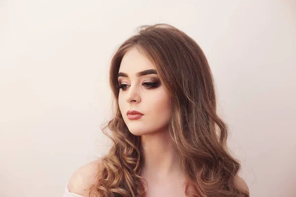 Piękny Model Dziewczyna Kręconymi Włosami Pięknych Młodych Kobiet Czystą Skórę — Zdjęcie stockowe