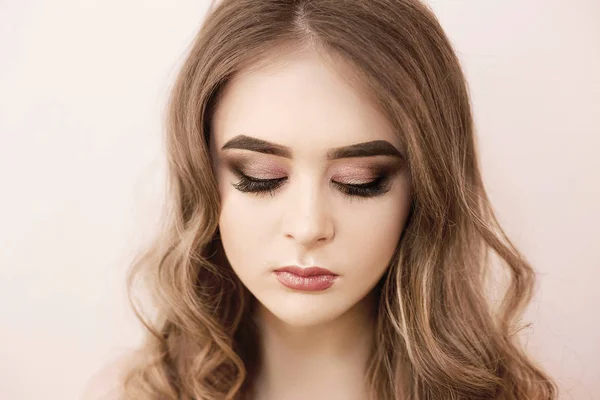 Vacker Modell Flicka Med Mode Lyx Makeup Långa Ögonfransar Perfekt — Stockfoto