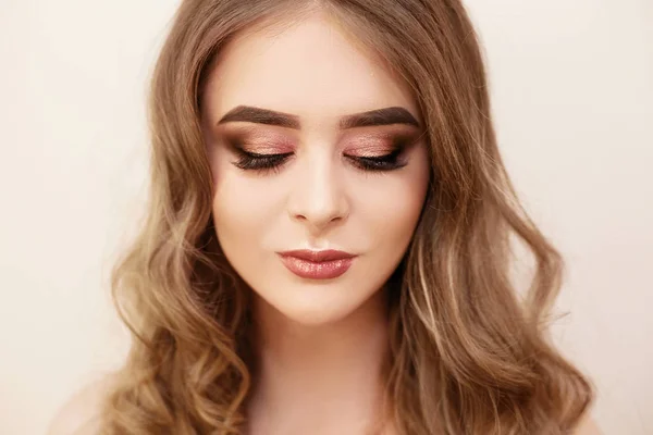 Vacker Modell Flicka Med Mode Lyx Makeup Långa Ögonfransar Perfekt — Stockfoto