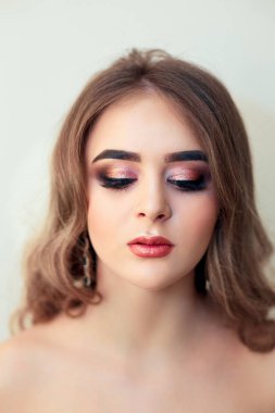 Güzel model kız moda lüks makyaj, uzun kirpik, mükemmel cilt yüz makyaj. Güzellik esmer modeli kadın tatil makyaj kapatın. Kirpik uzantıları, sahte kirpik. Güzellik kadını.