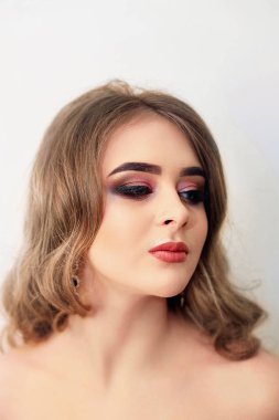 Güzel model kız moda lüks makyaj, uzun kirpik, mükemmel cilt yüz makyaj. Güzellik esmer modeli kadın tatil makyaj kapatın. Kirpik uzantıları, sahte kirpik. Güzellik kadını.