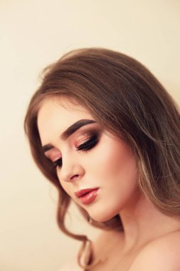 Güzel model kız moda lüks makyaj, uzun kirpik, mükemmel cilt yüz makyaj. Güzellik esmer modeli kadın tatil makyaj kapatın. Kirpik uzantıları, sahte kirpik. Güzellik kadını.