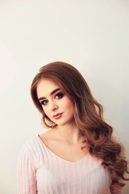 Güzel model kız moda lüks makyaj, uzun kirpik, mükemmel cilt yüz makyaj. Güzellik esmer modeli kadın tatil makyaj kapatın. Kirpik uzantıları, sahte kirpik. Güzellik kadını.