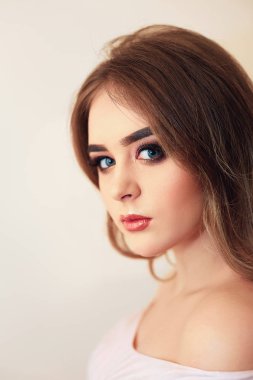 Güzel model kız moda lüks makyaj, uzun kirpik, mükemmel cilt yüz makyaj. Güzellik esmer modeli kadın tatil makyaj kapatın. Kirpik uzantıları, sahte kirpik. Güzellik kadını.