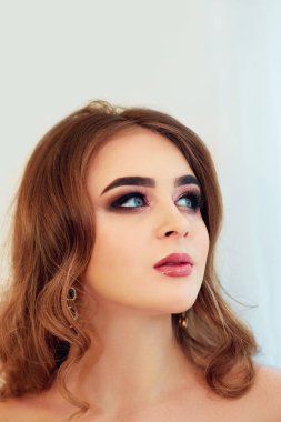 Güzel model kız moda lüks makyaj, uzun kirpik, mükemmel cilt yüz makyaj. Güzellik esmer modeli kadın tatil makyaj kapatın. Kirpik uzantıları, sahte kirpik. Güzellik kadını.