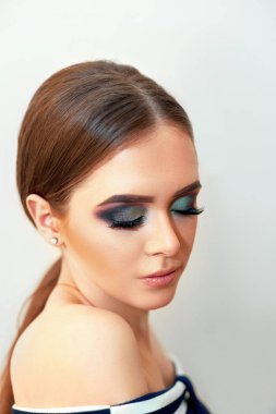 Güzel model kız moda lüks makyaj, uzun kirpik, mükemmel cilt yüz makyaj. Güzellik esmer modeli kadın tatil makyaj kapatın. Kirpik uzantıları, sahte kirpik. Güzellik kadını yüz portre.