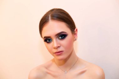 Güzel model kız moda lüks makyaj, uzun kirpik, mükemmel cilt yüz makyaj. Güzellik esmer modeli kadın tatil makyaj kapatın. Kirpik uzantıları, sahte kirpik. Güzellik kadını yüz portre.