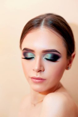 Güzel model kız moda lüks makyaj, uzun kirpik, mükemmel cilt yüz makyaj. Güzellik esmer modeli kadın tatil makyaj kapatın. Kirpik uzantıları, sahte kirpik. Güzellik kadını yüz portre.