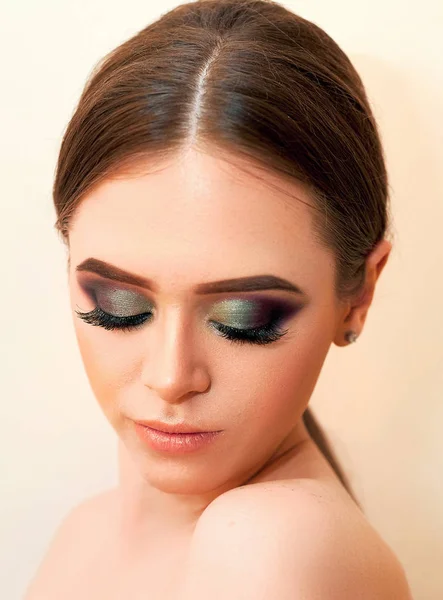 Bella Ragazza Modello Con Trucco Lusso Moda Ciglia Lunghe Trucco — Foto Stock