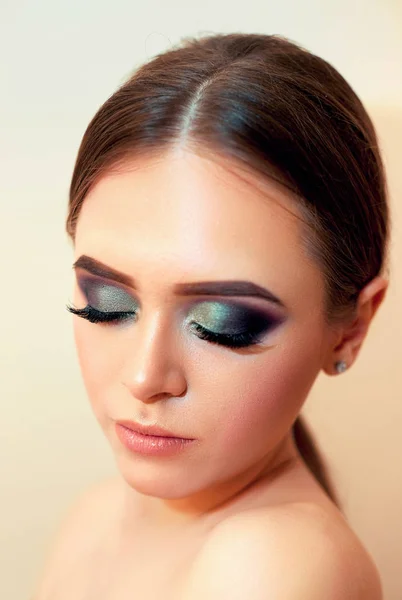 Bella Ragazza Modello Con Trucco Lusso Moda Ciglia Lunghe Trucco — Foto Stock