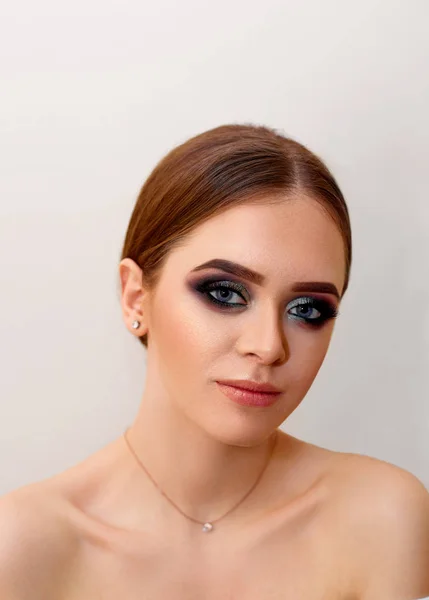 Bella Ragazza Modello Con Trucco Lusso Moda Ciglia Lunghe Trucco — Foto Stock