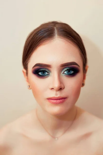 Bella Ragazza Modello Con Trucco Lusso Moda Ciglia Lunghe Trucco — Foto Stock