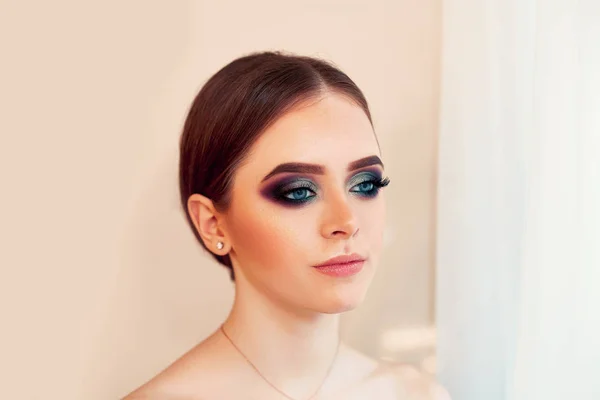 Bella Ragazza Modello Con Trucco Lusso Moda Ciglia Lunghe Trucco — Foto Stock