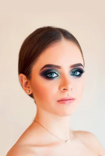 Bella Ragazza Modello Con Trucco Lusso Moda Ciglia Lunghe Trucco — Foto Stock