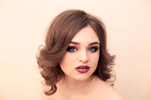 Belle Fille Modèle Avec Les Cheveux Bouclés Maquillage Luxe Mode — Photo