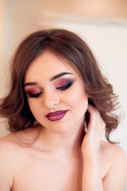 Uzun ve parlak kıvırcık saçlı esmer kız. Güzel model kadınla dalgalı saç modeli. Bakım ve Güzellik Saç
