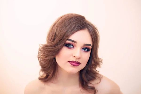 Belle Fille Modèle Avec Les Cheveux Bouclés Maquillage Luxe Mode — Photo