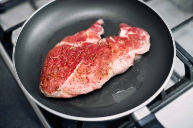 bir tavada sulu ızgara biftek