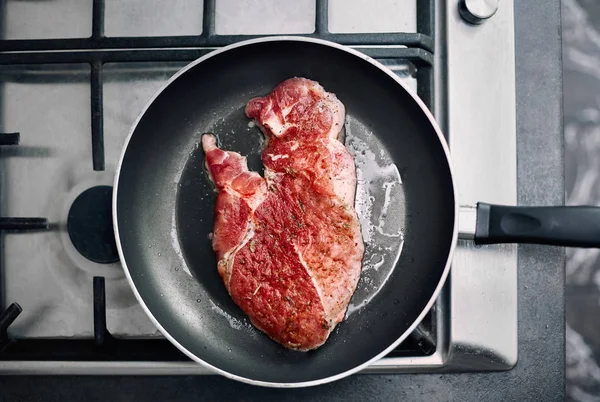 Nyers Marha Steak Rozmaringos Fokhagymás Egy Serpenyőben Szemközti Nézet — Stock Fotó