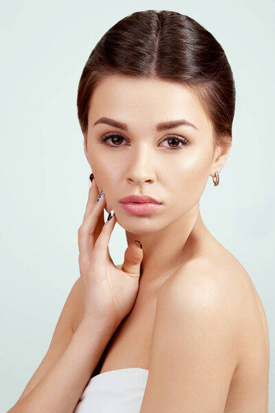 Обезжиренная. Концепция красоты. Красивая молодая женщина с чистой свежей кожей. Молодая симпатичная девушка из "Улыбающихся с натуральным макияжем". Красавица заботится о лице. Увлажнитель для лица Treatment.Cosmetology.Beauty и Spa
.