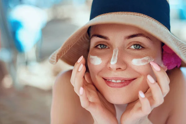 Cuidado Piel Concepto Belleza Mujer Bonita Joven Que Aplica Crema — Foto de Stock